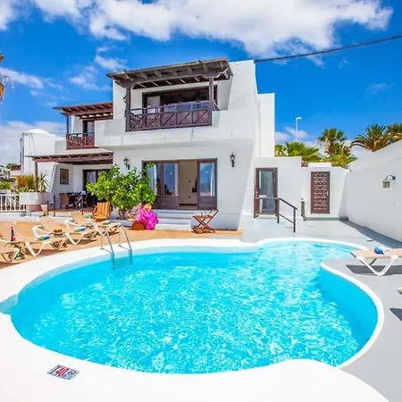 Villa In Puerto Del Carmen Sleeps 14 With Pool Air Con And Wifi *