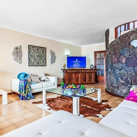 Villa In Puerto Del Carmen Sleeps 14 With Pool Air Con And Wifi *