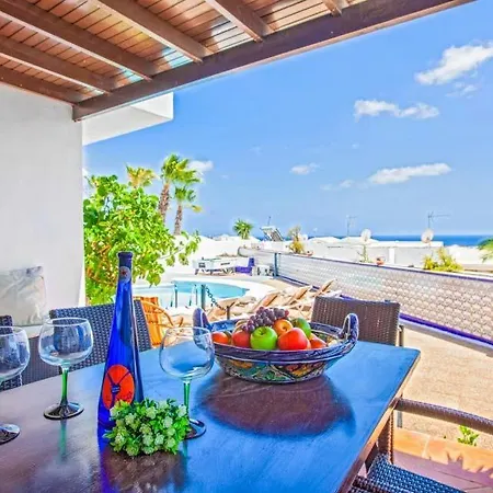 In Puerto Del Carmen Sleeps 14 With Pool Air Con And Wifi Villa Puerto del Carmen (Lanzarote)