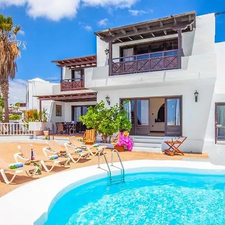In Puerto Del Carmen Sleeps 14 With Pool Air Con And Wifi Villa *