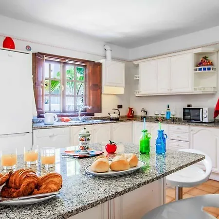 Villa In Puerto Del Carmen Sleeps 14 With Pool Air Con And Wifi